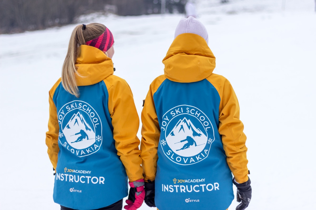 Dve inštruktorky Joy Academy, pohľad zozadu